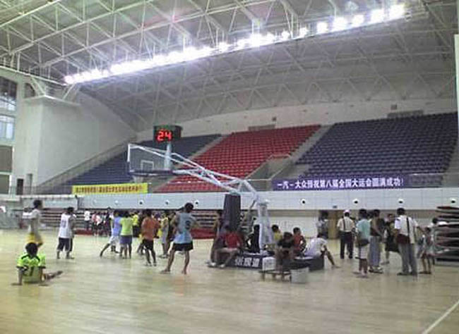 郑州室内篮球馆体育看台螺栓球网架